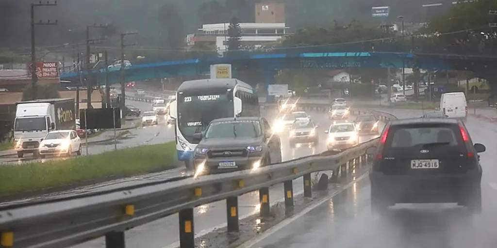 Frente fria leva tempestades e granizo ao centro-sul do país