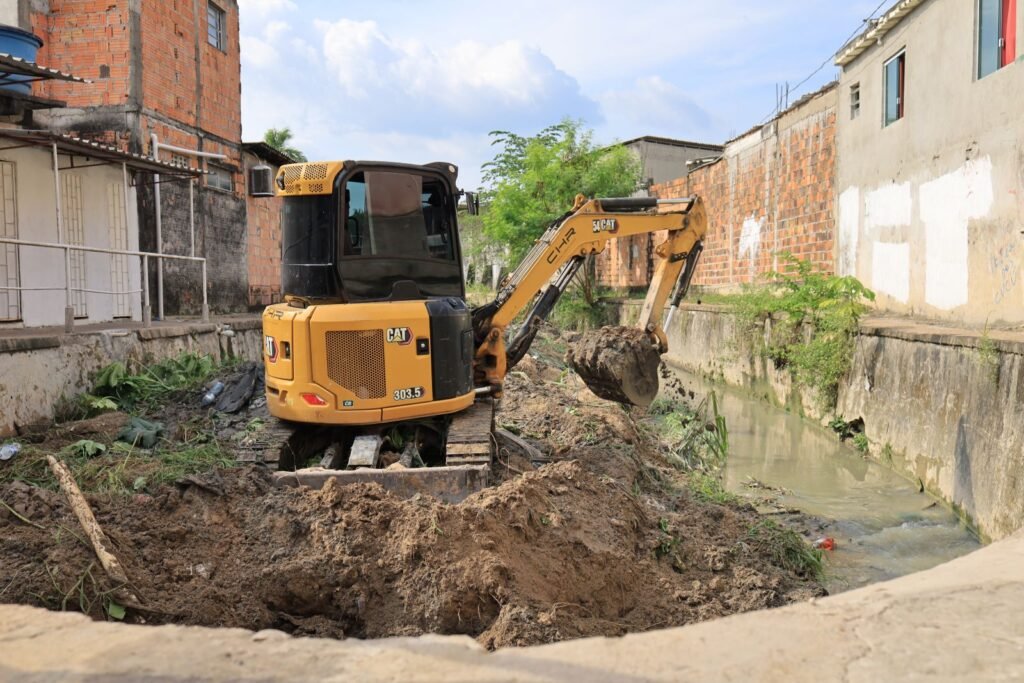 Prefeitura de Manaus remove resíduos de igarapé no bairro Cidade de Deus e reforça prevenção contra alagamentos