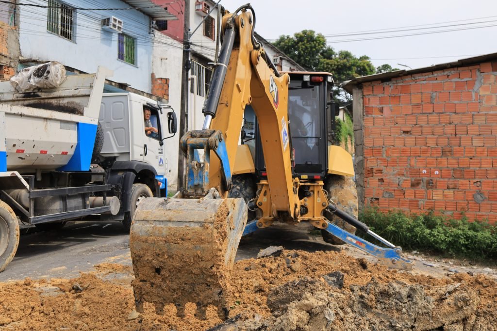 Prefeitura de Manaus recupera tubulação danificada por descarte irregular de lixo no bairro Cidade de Deus