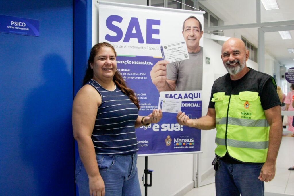 Prefeitura de Manaus realiza ação com emissão de credencial especial de estacionamento e orientações contra golpes