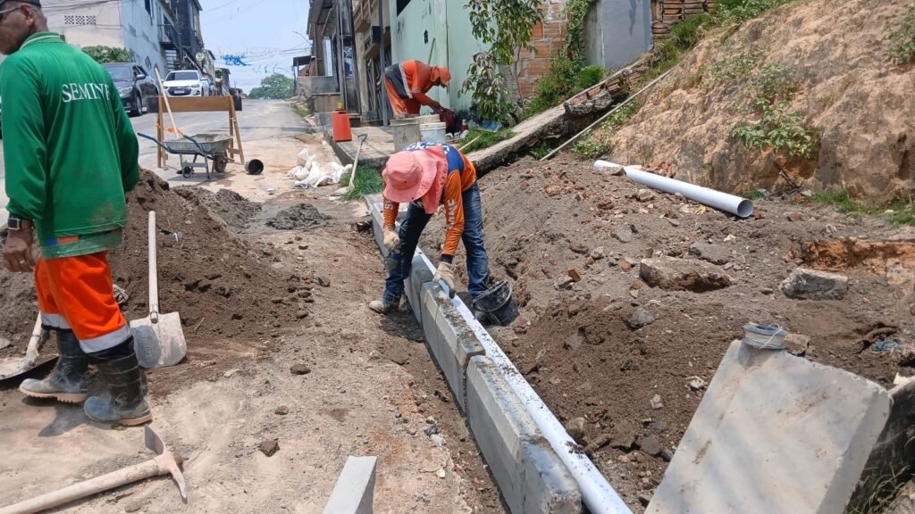 Prefeitura de Manaus recupera drenagem profunda e avança na recuperação de via no bairro Armando Mendes
