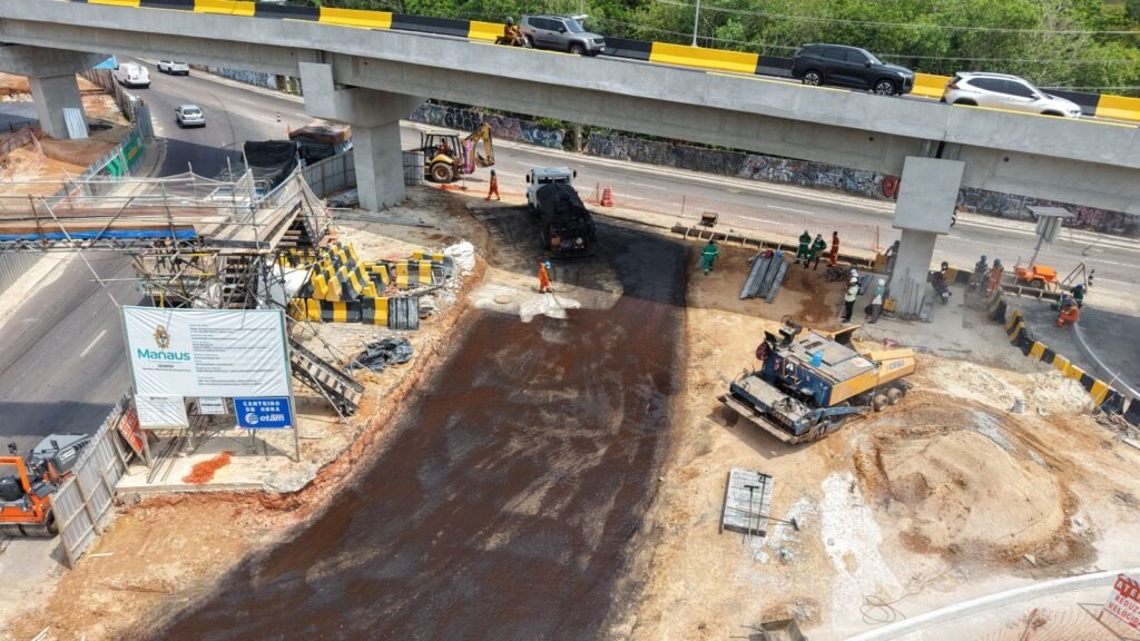 Prefeitura de Manaus realiza pavimentação de trecho da rotatória que integra o complexo viário Passarão